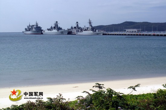 南海舰队新建环保军港,军港驻泊着现代化战舰.jpg