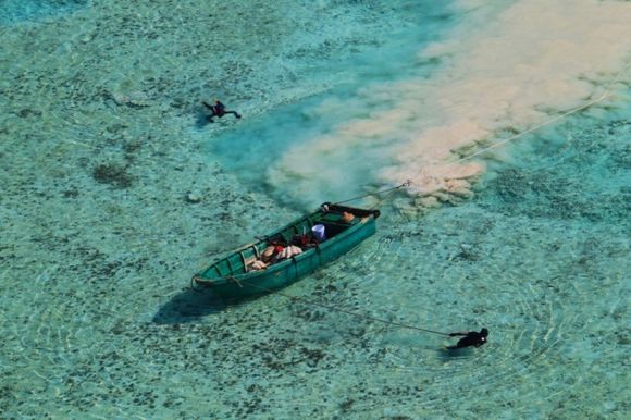 渔民在色彩斑斓的珊瑚礁盘上作业.jpg